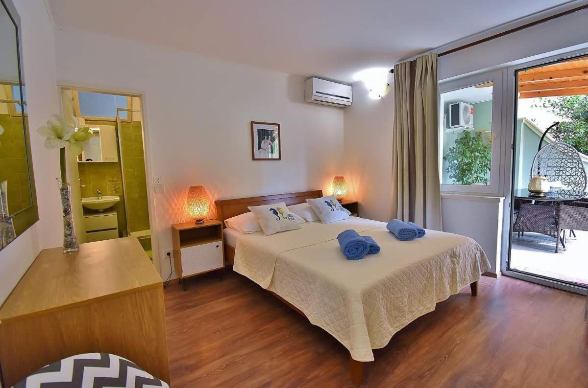 Apartments Ruzica Banjol エクステリア 写真